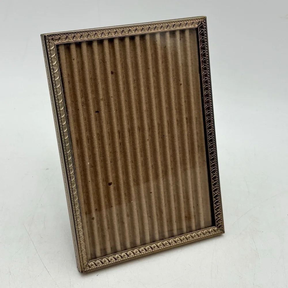 Vintage Metal Picture Frame Glass‎ Easel Gold Tone Ornate Design 5x7
